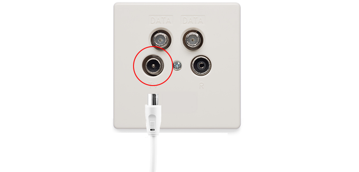 Anleitungsfoto: Antennenkabel vor einer 4-Loch-Kabel-Dose