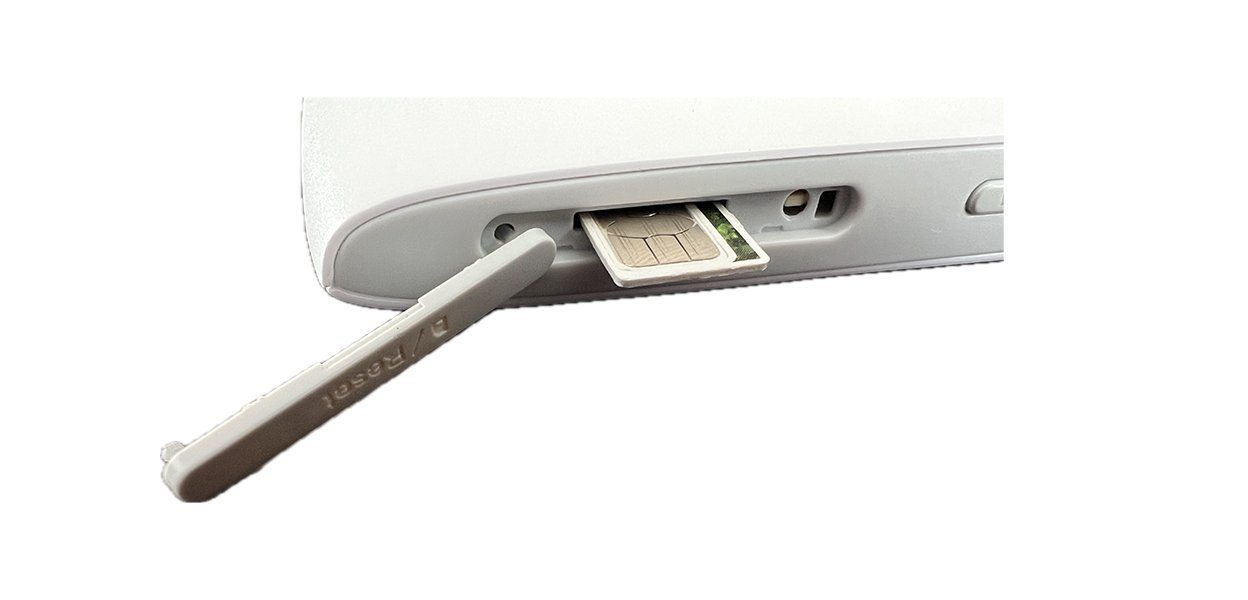 Anleitungsfoto: Eine micro-SIM-Karte wird in den mobilen WLAN-Router gesteckt. SIM-Karte mit der abgeschr&auml;gten Ecke nach rechts unten und dem Chip nach oben.