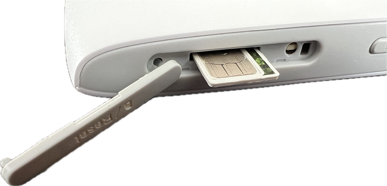 Anleitungsfoto: Eine micro-SIM-Karte wird in den mobilen WLAN-Router gesteckt. SIM-Karte mit der abgeschr&auml;gten Ecke nach rechts unten und dem Chip nach oben.