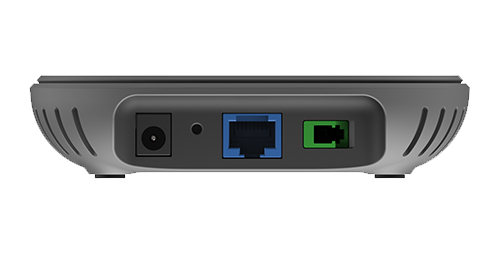 Anleitungsfoto: R&uuml;ckseite eines Glasfaser-Modems. Power-Anschluss auf der linken Seite, ein 2,5 Gigabit Ethernet-Anschluss in der Mitte. Und eine Glasfaser Anschluss Buchse zum Anschluss an die Glasfaser Anschlussdose (Gf-TA) auf der rechten Seite.