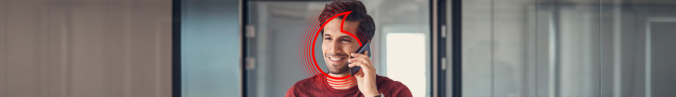 Mann im B&uuml;ro telefoniert mit Handy