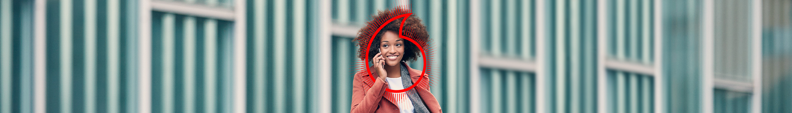 Junge Dame mit Smartphone am Ohr