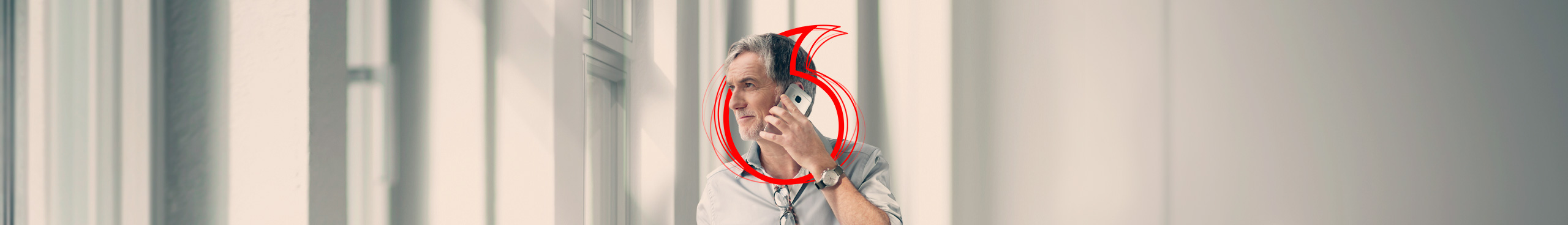 &Auml;lterer Herr telefoniert mit Handy