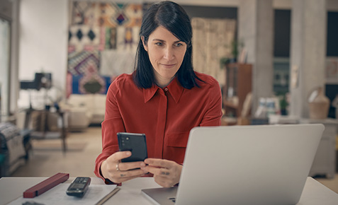 Frau sichert Daten mit Cloud Backup