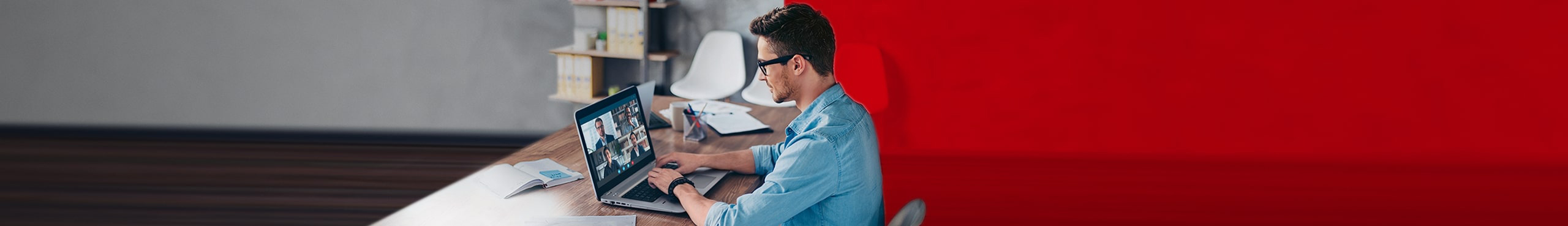 Junger Mann arbeitet im Homeoffice