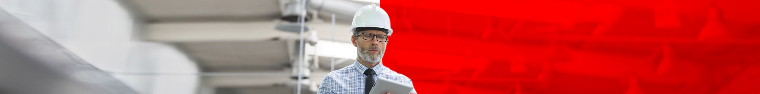 Mann pr&uuml;ft Konnektivit&auml;t von Maschinen