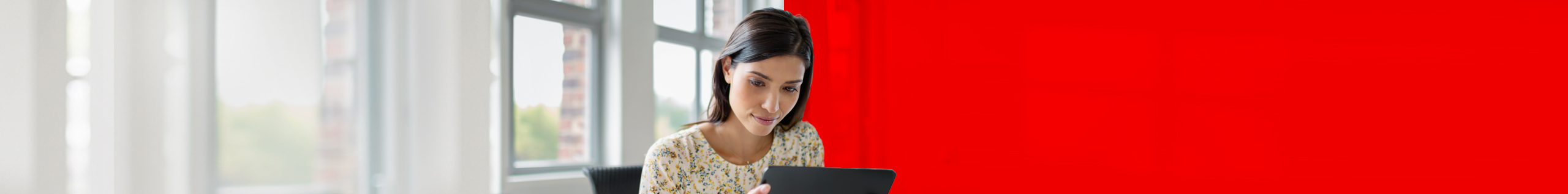 Business-Frau sitzt am Laptop