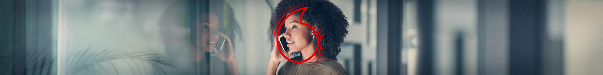 Gesch&auml;ftsmann telefoniert mit einem Handy.