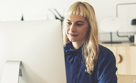 Frau sichert Daten mit Cloud Backup