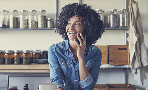 Junge Frau arbeitet im Homeoffice
