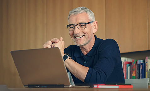 Mann nutzt Microsoft 365