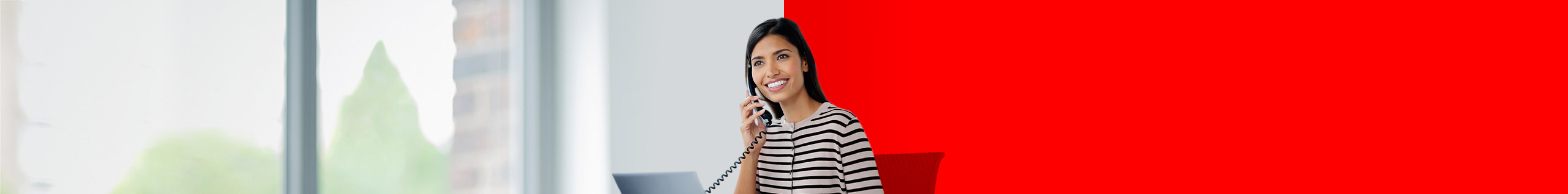 Gesch&auml;ftsfrau am Festnetztelefon