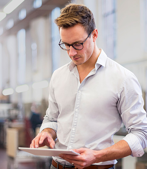 Gesch&auml;ftsmann pr&uuml;ft Vorteile von Business Internet Pro