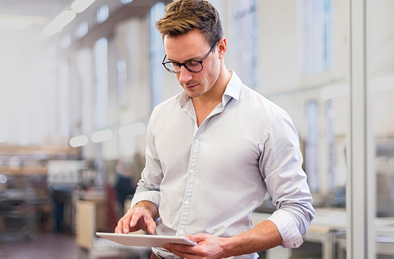 Gesch&auml;ftsmann pr&uuml;ft Vorteile von Business Internet Pro