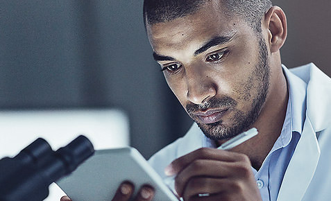 Arzt nutzt digitale L&ouml;sungen