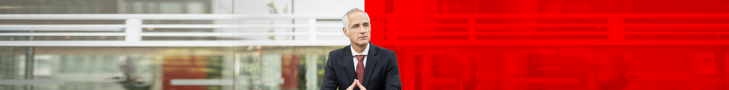 Gesch&auml;ftsmann denkt &uuml;ber Vertr&auml;ge nach