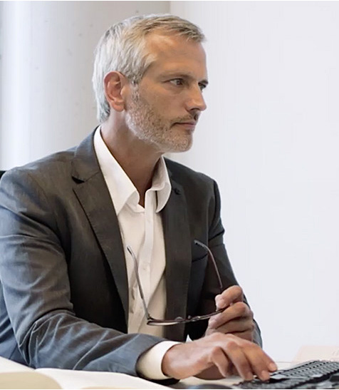 Arbeitskollegen gucken auf ein Blatt mit Sicherheitsinformationen