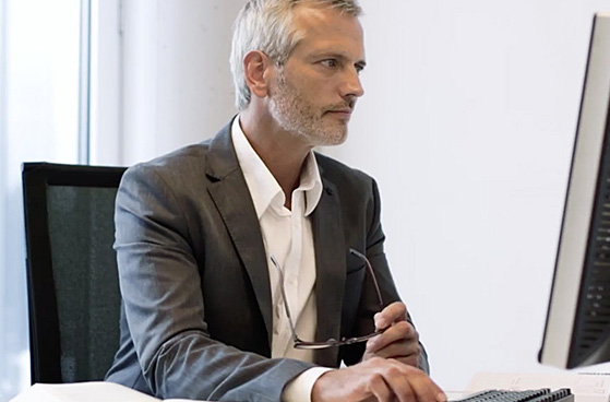 Arbeitskollegen gucken auf ein Blatt mit Sicherheitsinformationen