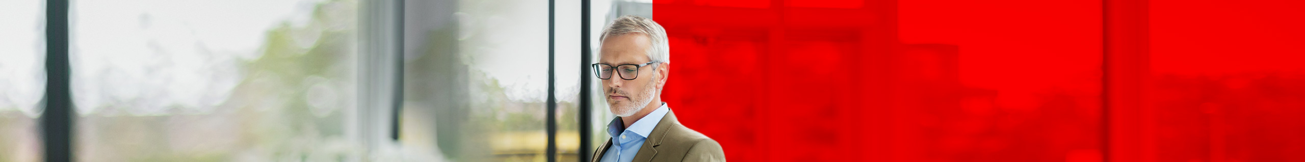 Gesch&auml;ftsmann informiert sich &uuml;ber Standortvernetzung