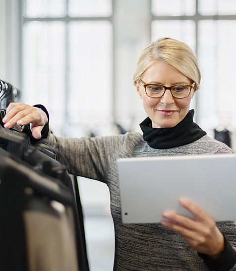 Frau nutzt Azure Virtual Desktop