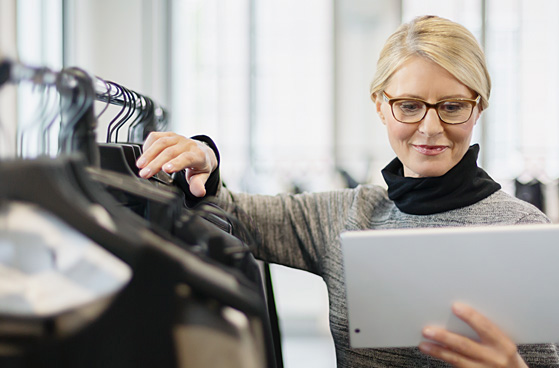 Frau nutzt Azure Virtual Desktop