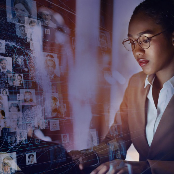 Frau speichert Cloud-Daten