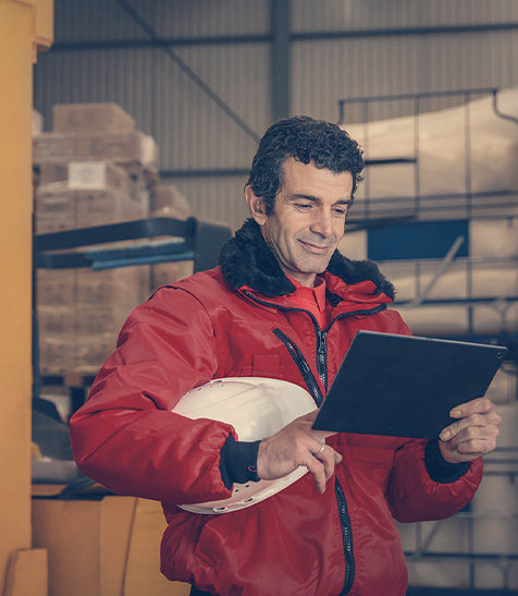 Mann im Lager nutzt Azure-Dienste