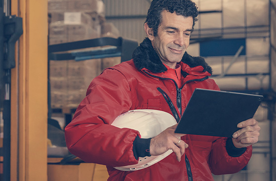 Mann im Lager nutzt Azure-Dienste