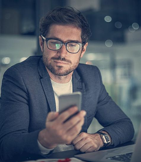 Gesch&auml;ftsmann schaut sich Anwendungen auf Smartphone an