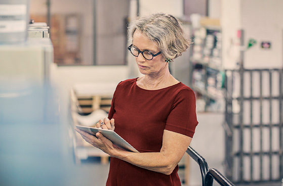 Frau pr&uuml;ft Daten in Private Cloud