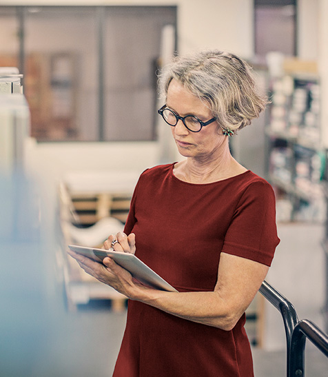 Frau pr&uuml;ft Daten in Private Cloud