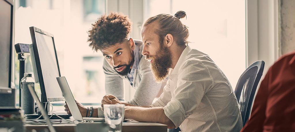 Junge M&auml;nner tauschen sich zu Phishing aus
