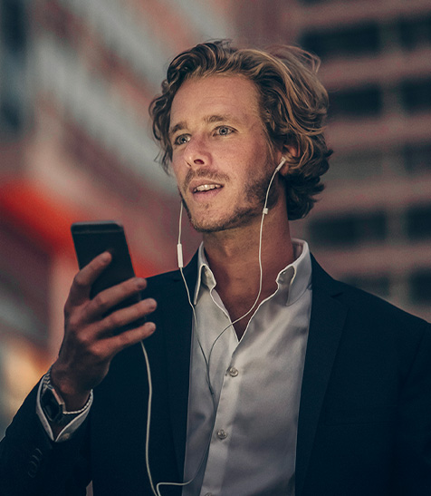 Junger Gesch&auml;ftsmann telefoniert