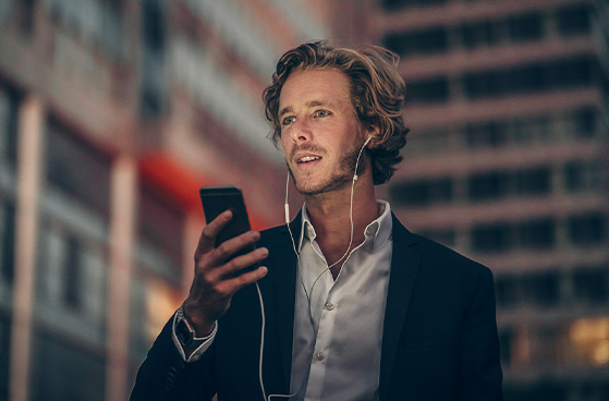 Junger Gesch&auml;ftsmann telefoniert