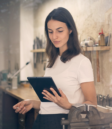 Junge Frau nutzt Microsoft Teams