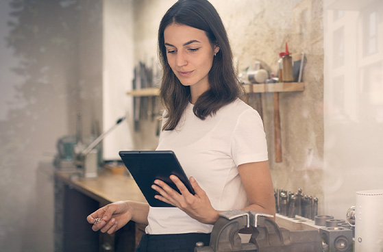 Junge Frau nutzt Microsoft Teams