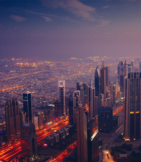 Luftaufnahme einer Gro&szlig;stadt bei Nacht