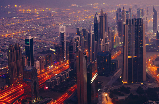 Luftaufnahme einer Gro&szlig;stadt bei Nacht