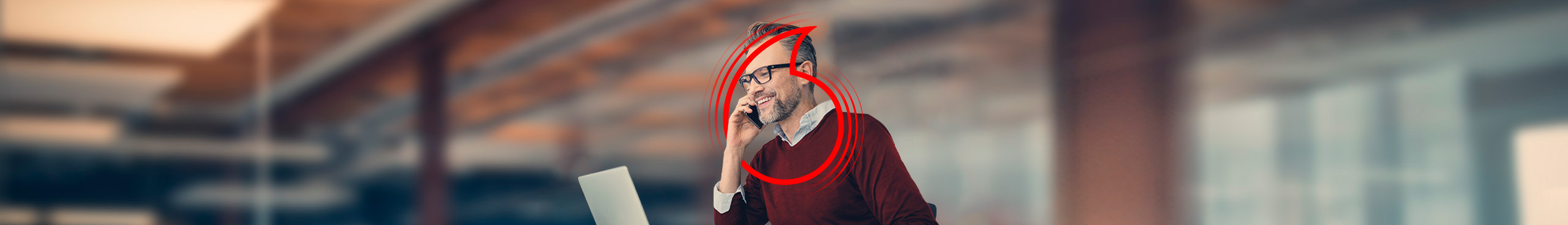 Gesch&auml;ftsmann pr&uuml;ft Vertragsdokumente