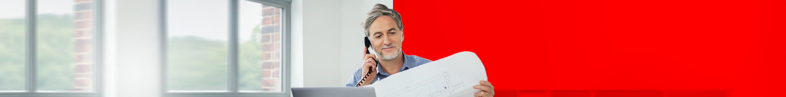 Business-Partner telefoniert &uuml;ber Telefonanlage