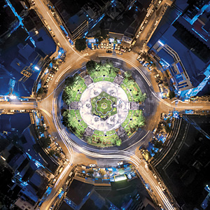 Kreisel mit Verkehrsverbindungen und autonomem Fahren aus der Makro-Perspektive.