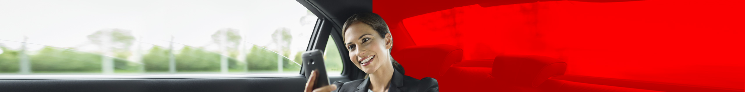 Gesch&auml;ftsfrau sitzt in vernetztem Auto