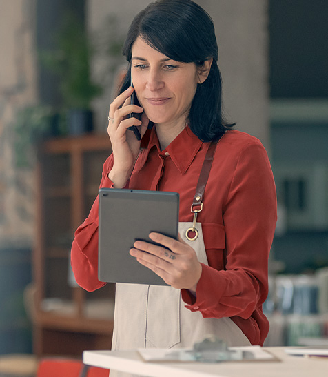 Junge Frau nutzt Microsoft Teams