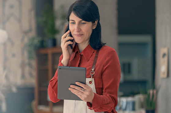 Junge Frau nutzt Microsoft Teams