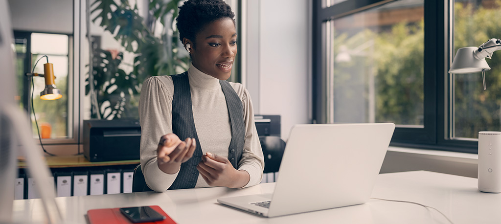 Gesch&auml;ftskundin f&uuml;hrt Videokonferenz