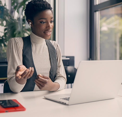 Gesch&auml;ftskundin f&uuml;hrt Videokonferenz
