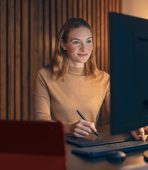 Junge Frau am Laptop arbeitet mit Microsoft Azure