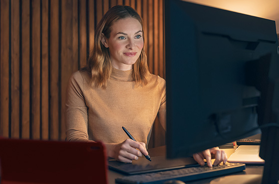 Junge Frau am Laptop arbeitet mit Microsoft Azure