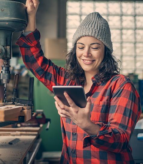 Selbst&auml;ndige pr&uuml;ft Daten auf Tablet
