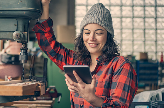 Selbst&auml;ndige pr&uuml;ft Daten auf Tablet